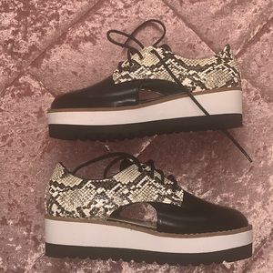 Shoe Dazzle Platform sneakers never worn